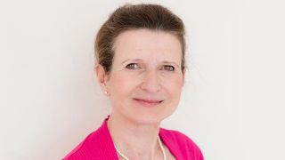 Dr Katalin Illes